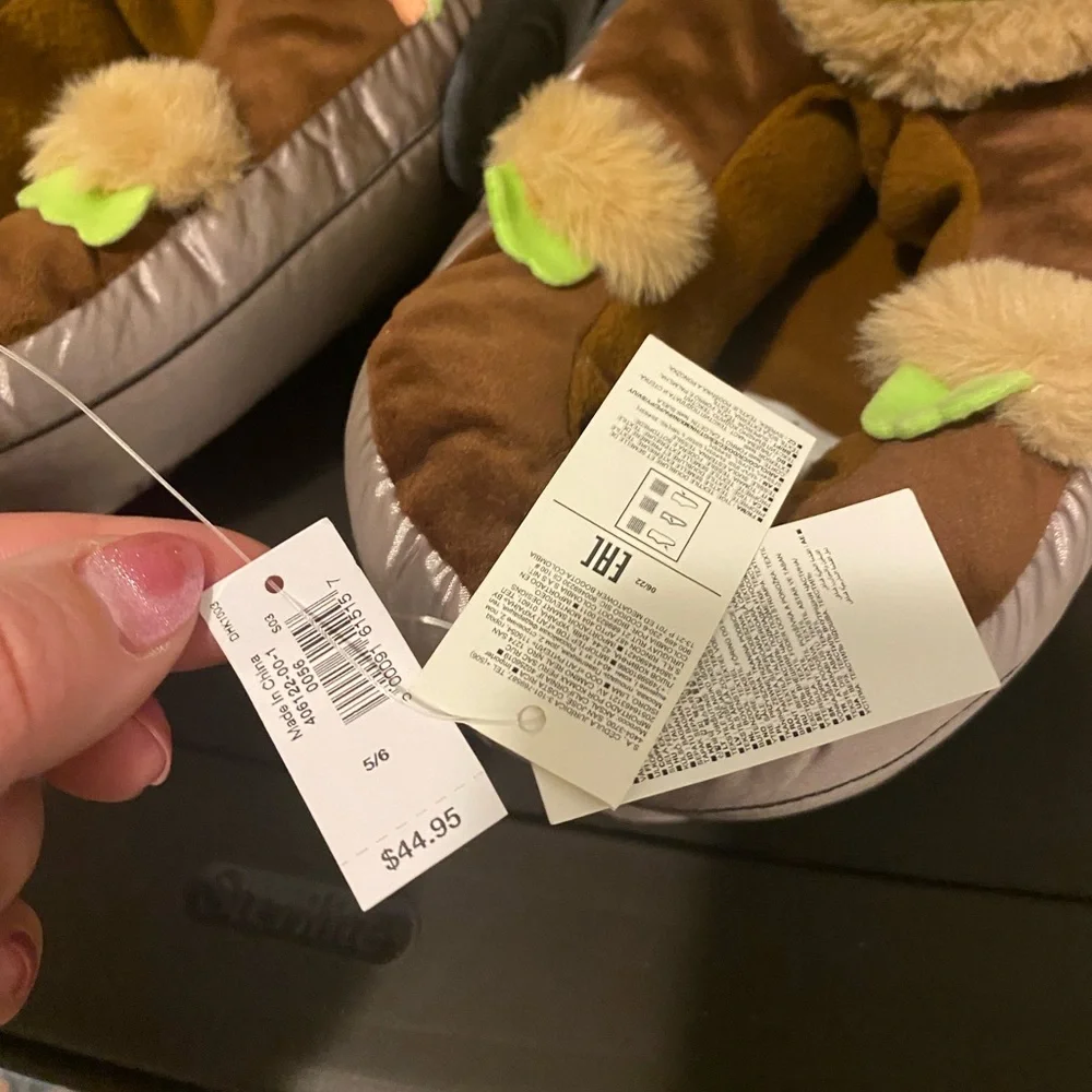 Gap Star wars Green and Silver Plush Baby Yoda Slippers Size Five Boys NWT